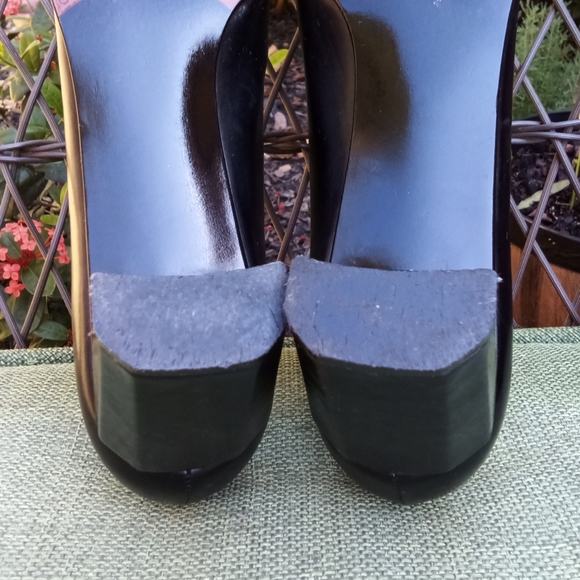 Stuart Weitzman Black Leather Square Toe Chunky Heel Pump. - Picture 6 of 12